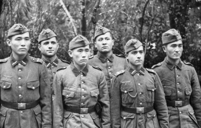 Солдаты Туркестанского легиона (Франция, 1943). Это добровольческое соединение вермахта было сформировано в 1941 году из советских военнопленных —представителей тюркских народов республик Средней Азии.