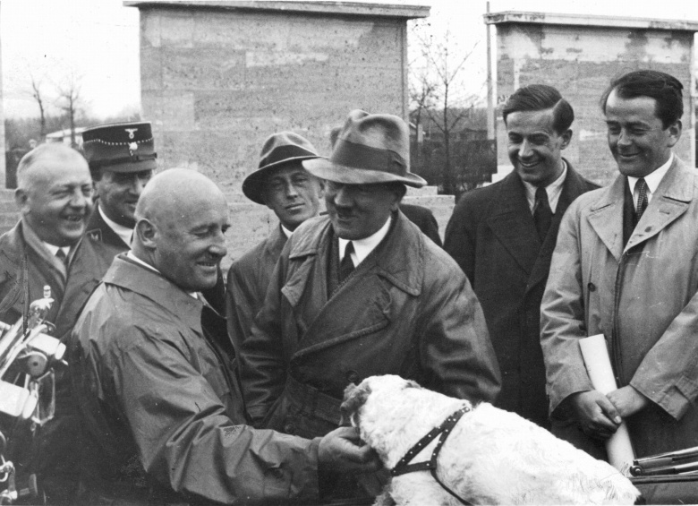 Адольф Гитлер и Юлиус Штрайхер (слева на переднем плане), 1935 год