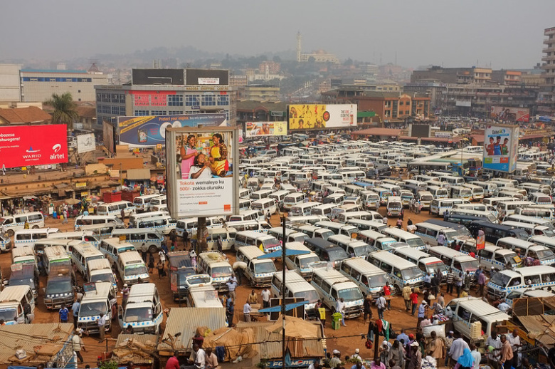 Центральный автовокзал в Кампале (столице Уганды). Маршрутки-«матату» — единственный вид общественного транспорта в городе с населением 1.7 млн человек