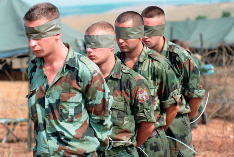 Сербские задержанные вывозятся из лагеря Бонстейль и передаются сербским властям на границе морскими пехотинцами из 26-го MEU. Морские пехотинцы 26-го экспедиционного отряда морской пехоты (МОМП) помогают обеспечить выполнение военно-технического соглашения и обеспечить мир и стабильность в Косово во время операции JOINT GUARDIAN