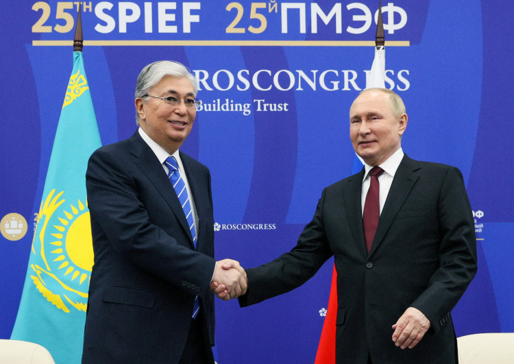 Касым-Жомарт Токаев и Владимир Путин на Петербургском экономическом форуме в 2022 году