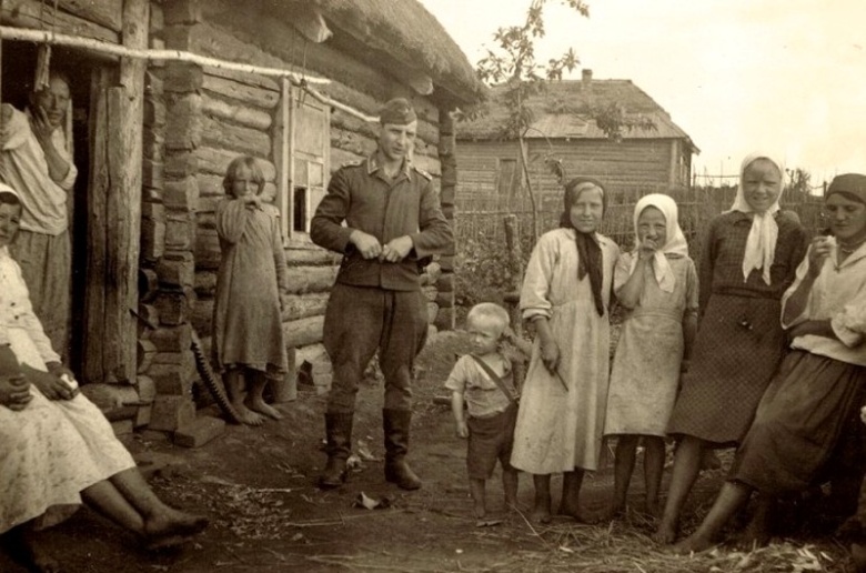 Немецкий солдат в русской деревне (неизвестный фотограф, 1941–1944)