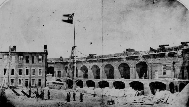 Форт Самтер — место первой битвы Гражданской войны — после взятия войсками южан. На флагштоке виден трёхполосный флаг Конфедерации, поднятый вместо прежнего федерального. 15 апреля 1861 года