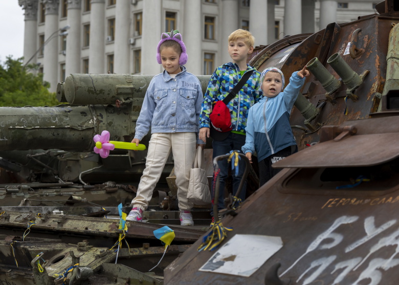 Дети в Киеве на сгоревшем российском танке