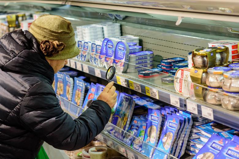 Покупательница в продуктовом магазине, Санкт-Петербург. Фото: Сергей Ермохин / ТАСС
