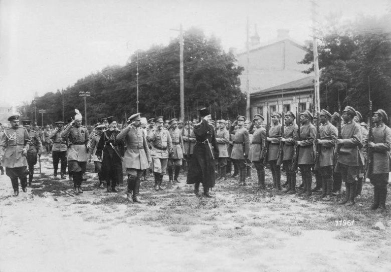 Павел Скоропадский (в центре) проводит смотр Серожупанной дивизии войск Украинской державы, лето 1918 года