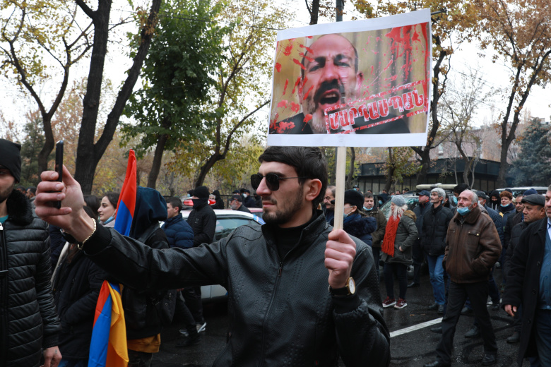 Участник митинга с требованием отставки правительства. Ереван. Фото: Александр Рюмин/ТАСС