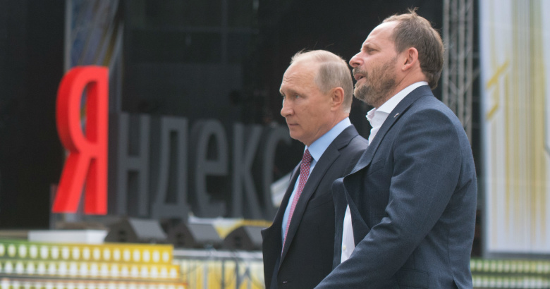 Владимир Путин и Аркадий Волож. Фото: Сергей Гунеев / РИА Новости