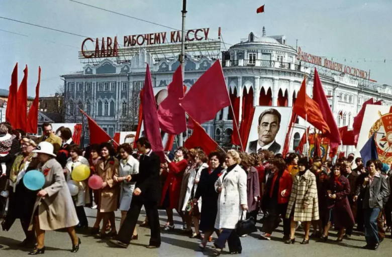 Первомайская демонстрация в Свердловске (бывший Екатеринбург) во времена СССР