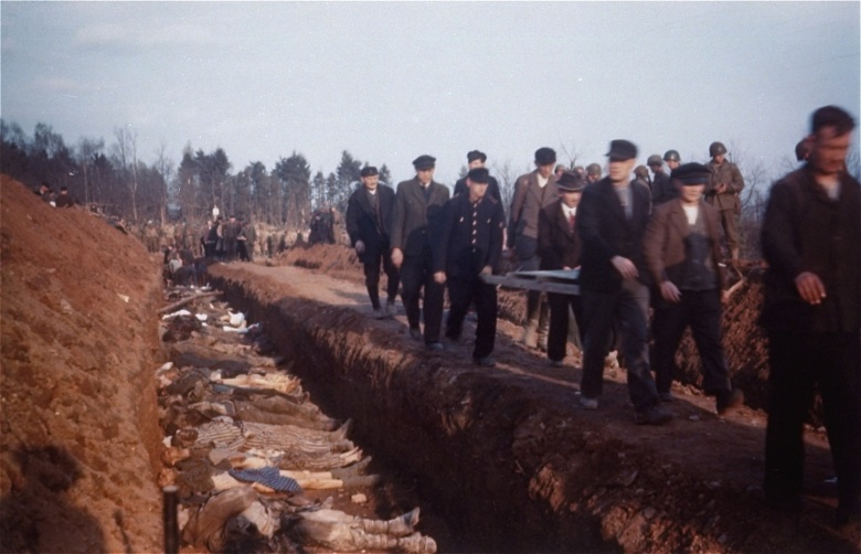 Жители немецкого города Нордхаузен под контролем американских солдат перезахоранивают тела узников, найденные в массовых могилах в концлагере Дора-Миттельбау. Весна 1945