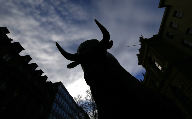Скульптура быка у входа Франкфуртской фондовой биржи. Фото: Kai Pfaffenbach / Reuters