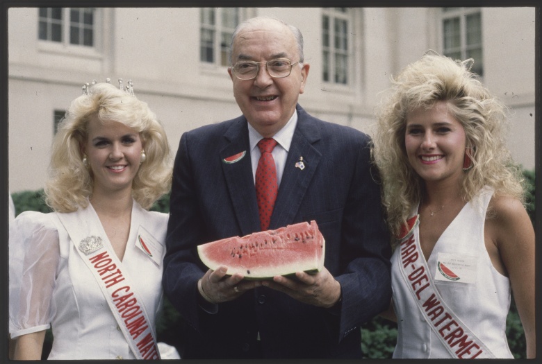 Сенатор Хелмс между Мисс Северная Каролина и Мисс Арбуз (1991)