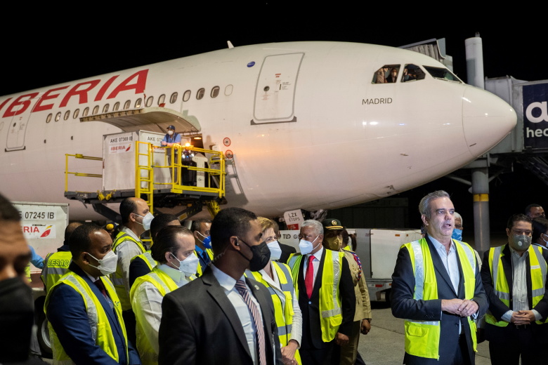Президент Доминиканской Республики Луис Абинадер в аэропорту Санто-Доминго, куда была доставлена первая партия вакцины от коронавируса компании AstraZeneca. Фото: Francesco Spotorno / EPA