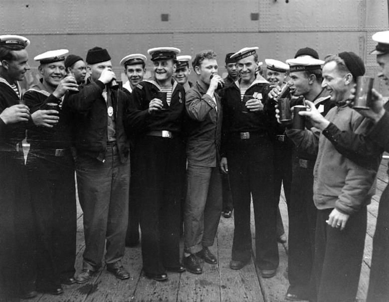 Советские и американские моряки празднуют капитуляцию Японии.  Аляска, 14 августа 1945 г.