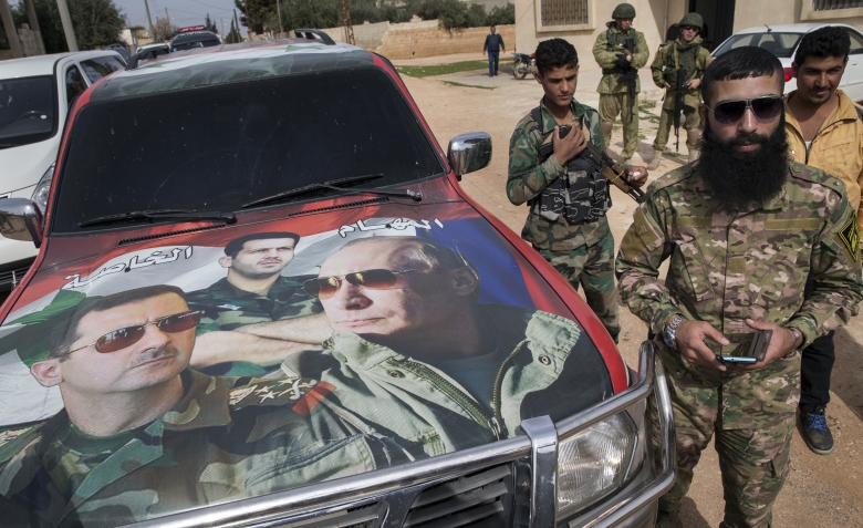 Машина с изображением Владимира Путина и Башара Асада в провинции Хама, Сирия.