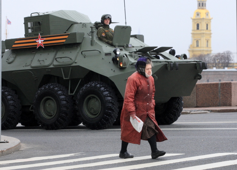 Жительница Санкт-Петербурга во время репетиции Парада Победы в 2023 году
