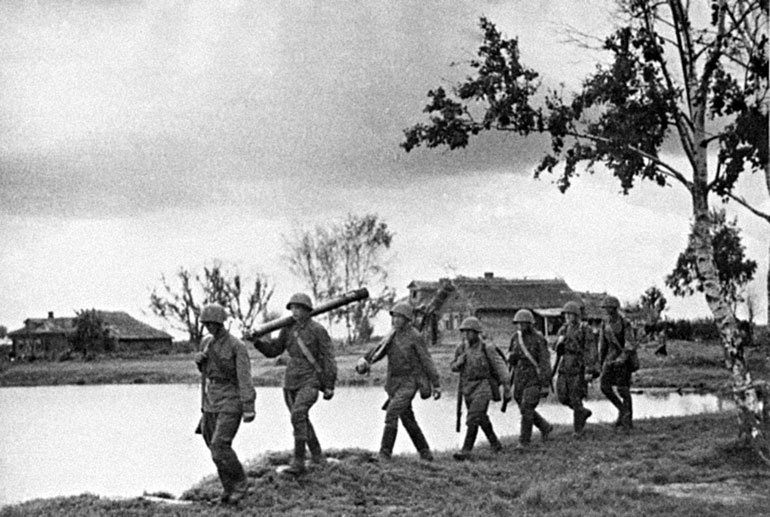 Минометчики выдвигаются на позицию. Калининский фронт, лето 1942 г. Фото Б. Вдовенко