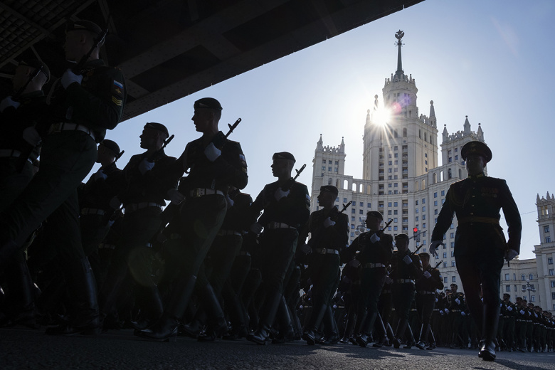 Военные маршируют на парад Победы на Красной площади.