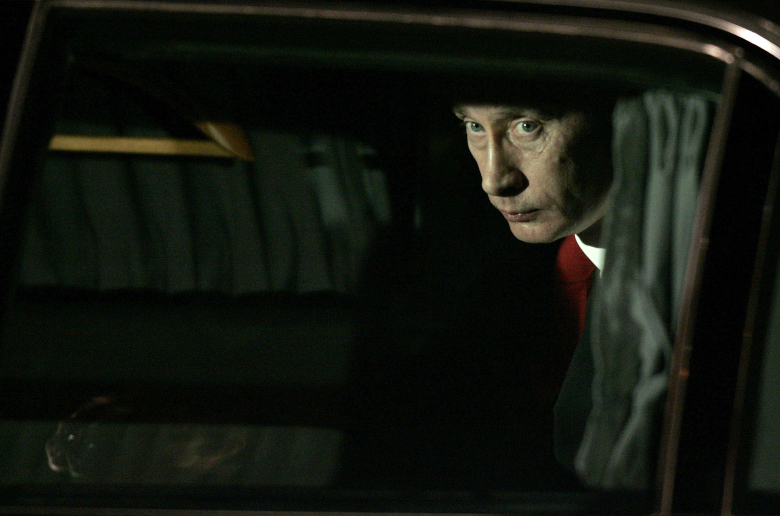 Владимир Путин в своем автомобиле. Фото: Stoyan Nenov / Reuters