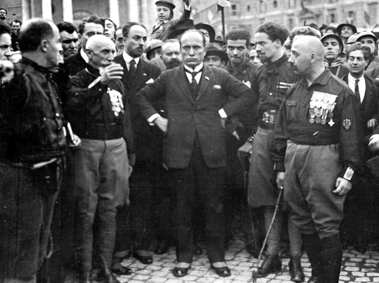 Бенито Муссолини (в центре) со своими сторонниками во время фашистского «Марша на Рим», 27–30 октября 1922