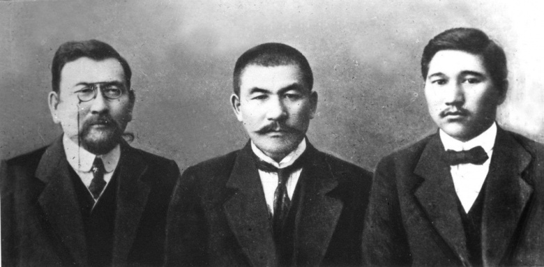 Лидеры казахского национального движения в дореволюционной России (слева направо): Ахмет Байтурсынулы, Алихан Бокейханов и Миржакип Дулатов