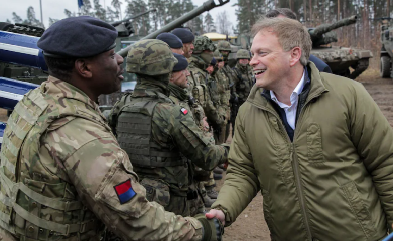 Министр обороны Великобритании Грант Шаппс на встрече с военными в Польше