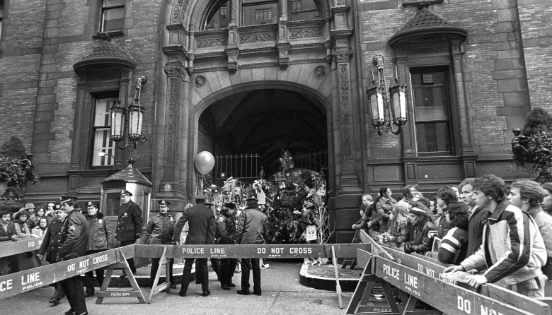 У арки дома «Дакота» 9 декабря 1980, на следующий день после убийства Джона Леннона