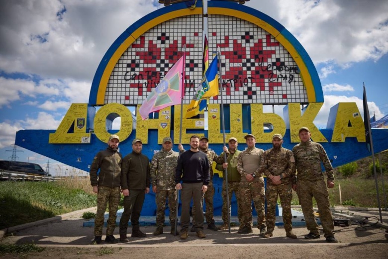 Президент Украины Владимир Зеленский во время визита на передовые позиции в Донецкой области, апрель 2024 года