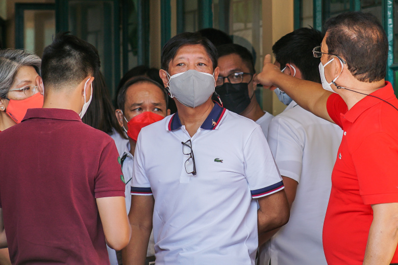Сын бывшего президента Филиппин Фердинанд Маркос-младший (в серой маске) побеждает на  майских выборах