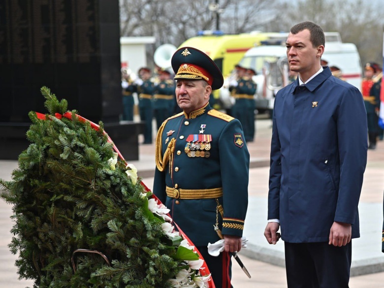 Генерал Геннадий Жидко (слева)
