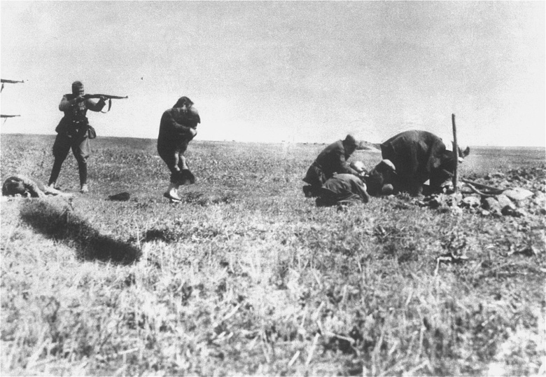 Палачи из айнзатцгруппы расстреливают найденных евреев. Черниговская область, 1942 год