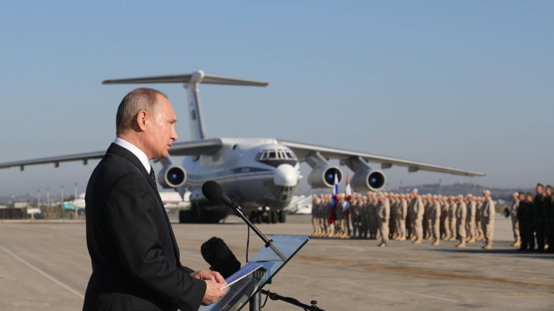 Владимир Путин на авиабазе Хмеймим в Сирии. Фото: Михаил Климентьев / РИА Новости