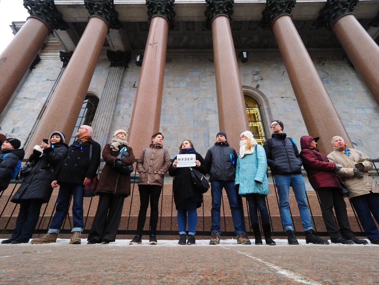 Участники акции против передачи Исаакиевского собора РПЦ. Фото: Александр Петросян / Коммерсантъ