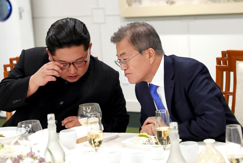 Ким Чен Ын и Мун Чжэ Ин. Фото: Korea Summit Press Pool / Reuters