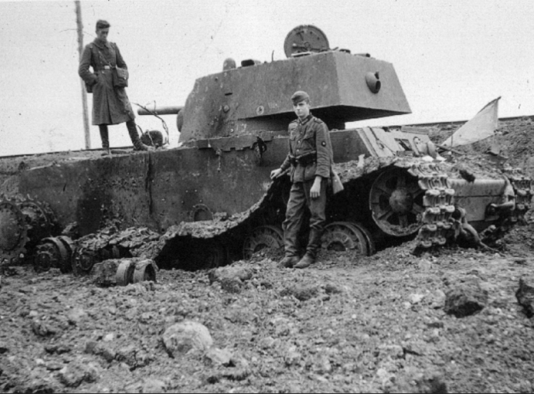 Район Каунаса. Немцы позируют на фоне подбитого советского танка КВ. Лето 1941 года.