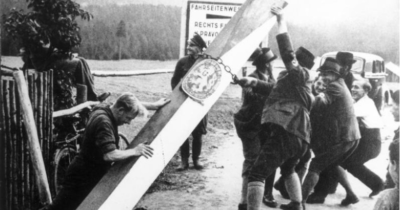 «Гитлер, как и всякий нормальный человек, не хочет войны»: судетские немцы валят чехословацкие пограничные столбы после нацистской аннексии Судетской области (1 октября 1938 года)