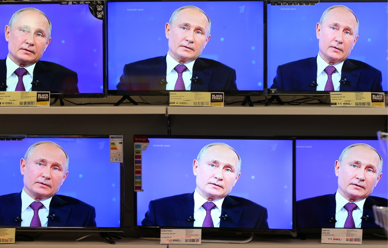 Телевизоры в магазине бытовой техники во время ежегодной специальной телепрограммы «Прямая линия с Владимиром Путиным».