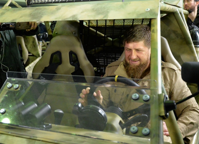 Глава Чеченской Республики Рамзан Кадыров осматривает трехместные боевые багги «Чаборз М-3» на аргунском заводе Чеченавто. Фото: Саид Царнаев / РИА Новости