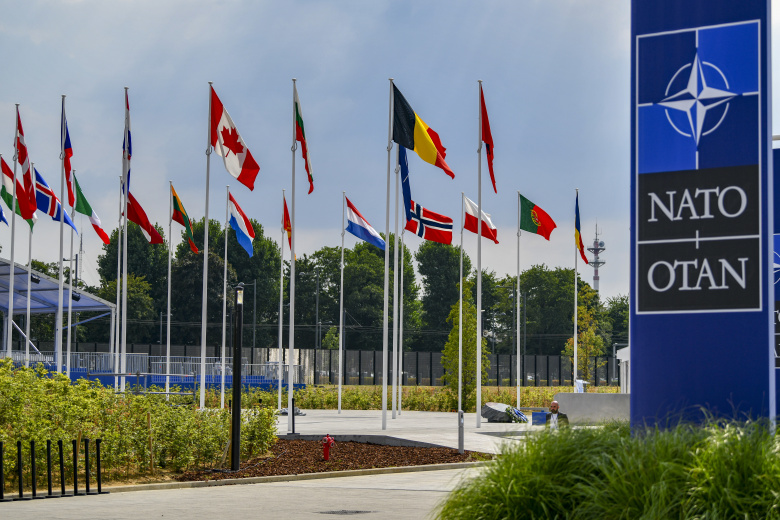 Флаги стран-участниц перед штаб-квартирой НАТО в Брюсселе, Бельгия