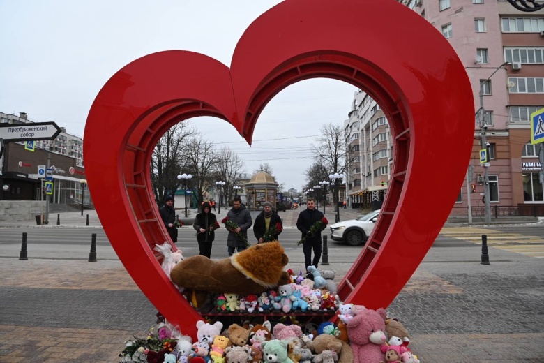 Арт-объект в Белгороде, куда жители несут игрушки в память о погибших во время обстрелов детях