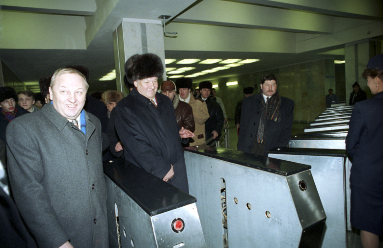 Борис Ельцин и Эдуард Россель в метро Екатеринбурга, 1996 год