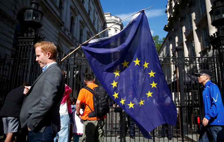 Человек с флагом Евросоюза у резиденции премьер-министра Великобритании