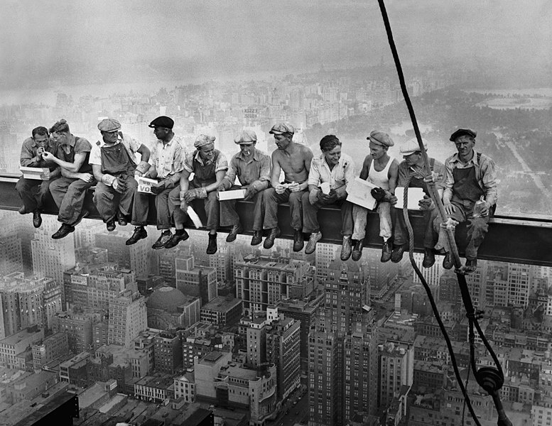 Ланч на вершине строящегося небоскреба. Эта фотография была сделана в 1932 году и воспринималась в то время как ярчайший символ заоблачного индустриального превосходства США