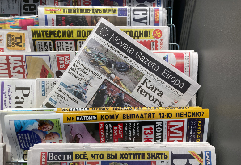 Латвийское издание "Новая газета. Европа" в газетном киоске в Риге, 06 мая 2022