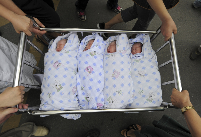 Новорожденные четверняшки в Китае. Фото: Jianan Yu / Reuters