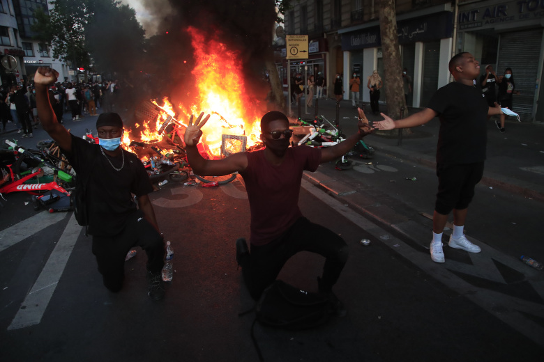 Протесты в Париже, вызванные новыми отчетами о причинах смерти Адама Траоре. Фото: Michel Euler / AP / TASS