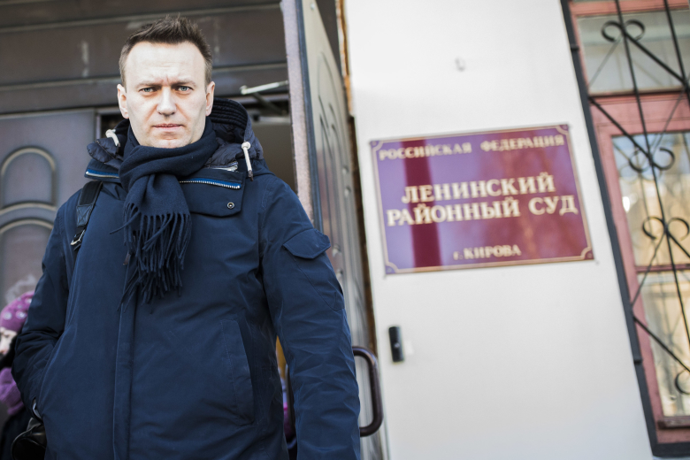 Алексей Навальный перед зданием суда в Кирове. Фото: Евгений Фельдман
