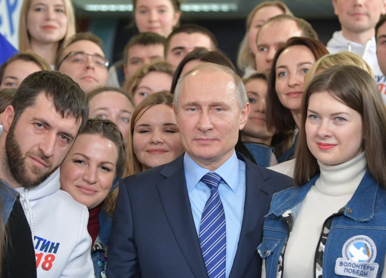 Владимир Путин на встрече с волонтерами в своем предвыборном штабе в Гостином Дворе, Москва. Фото: Алексей Дружинин / РИА Новости