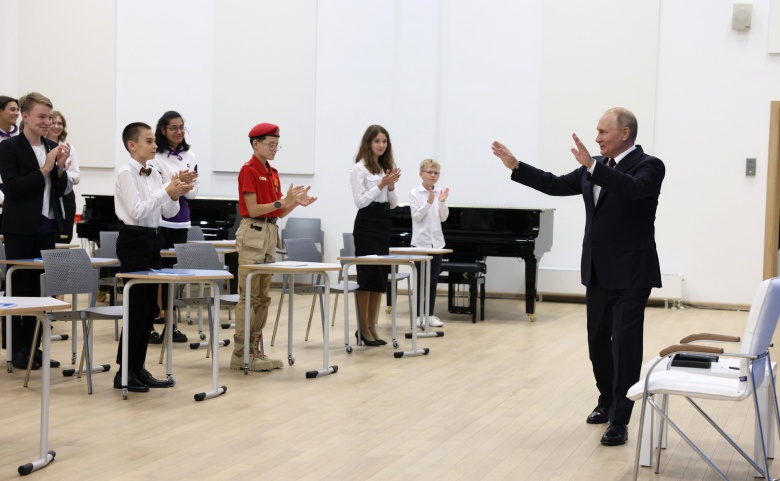 Путин с участниками открытого урока «Разговор о важном» в Калининграде