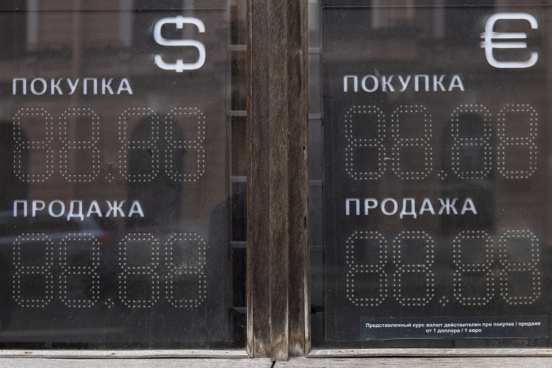 Электронное табло у пункта обмена валют. Фото:Алексей Смышляев/ТАСС